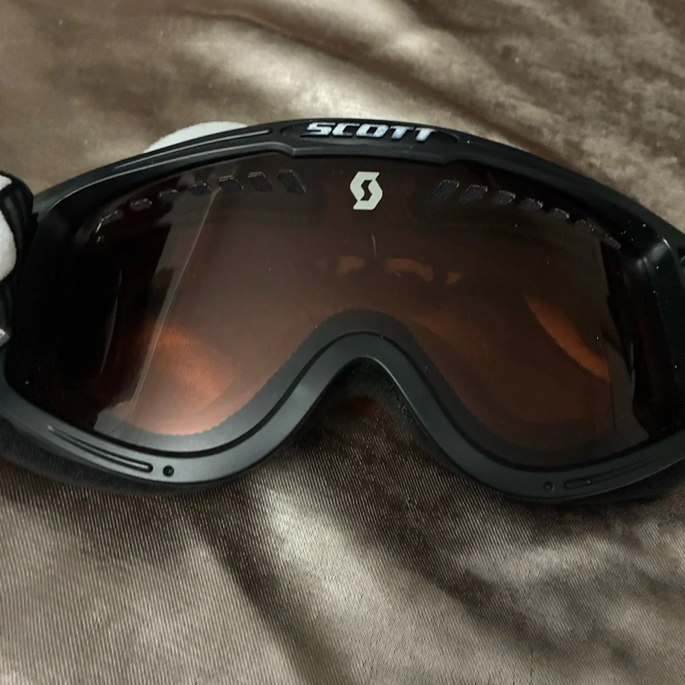 Scott Goggles with Black and White Strap with Carrying Pouch - Picture 4 of 6